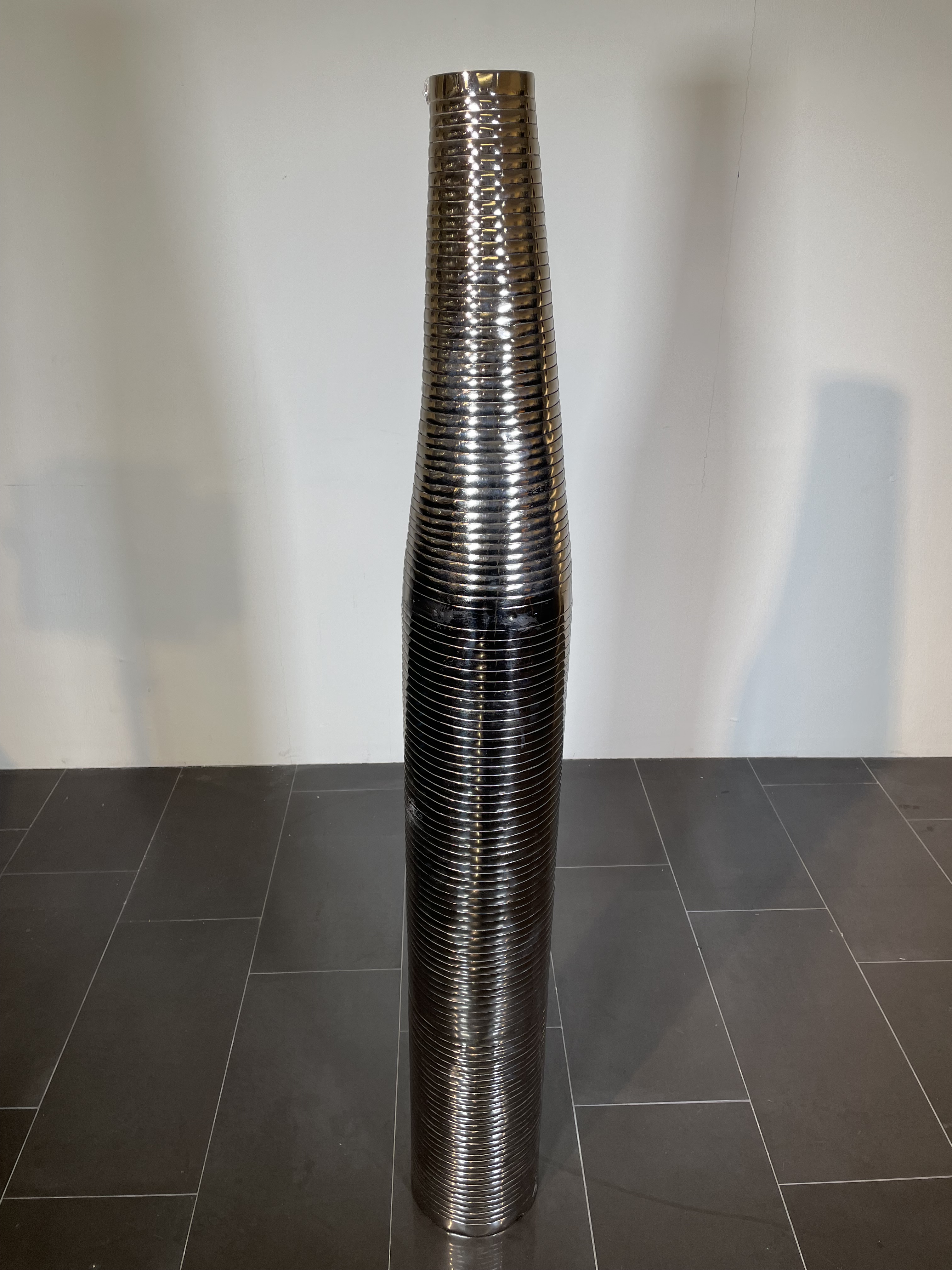 Deko-Bodenvase  BOTTLE | Flaschenform abstrakt | XXL= 150 cm hoch | Aluminium silber-natur vernickelt