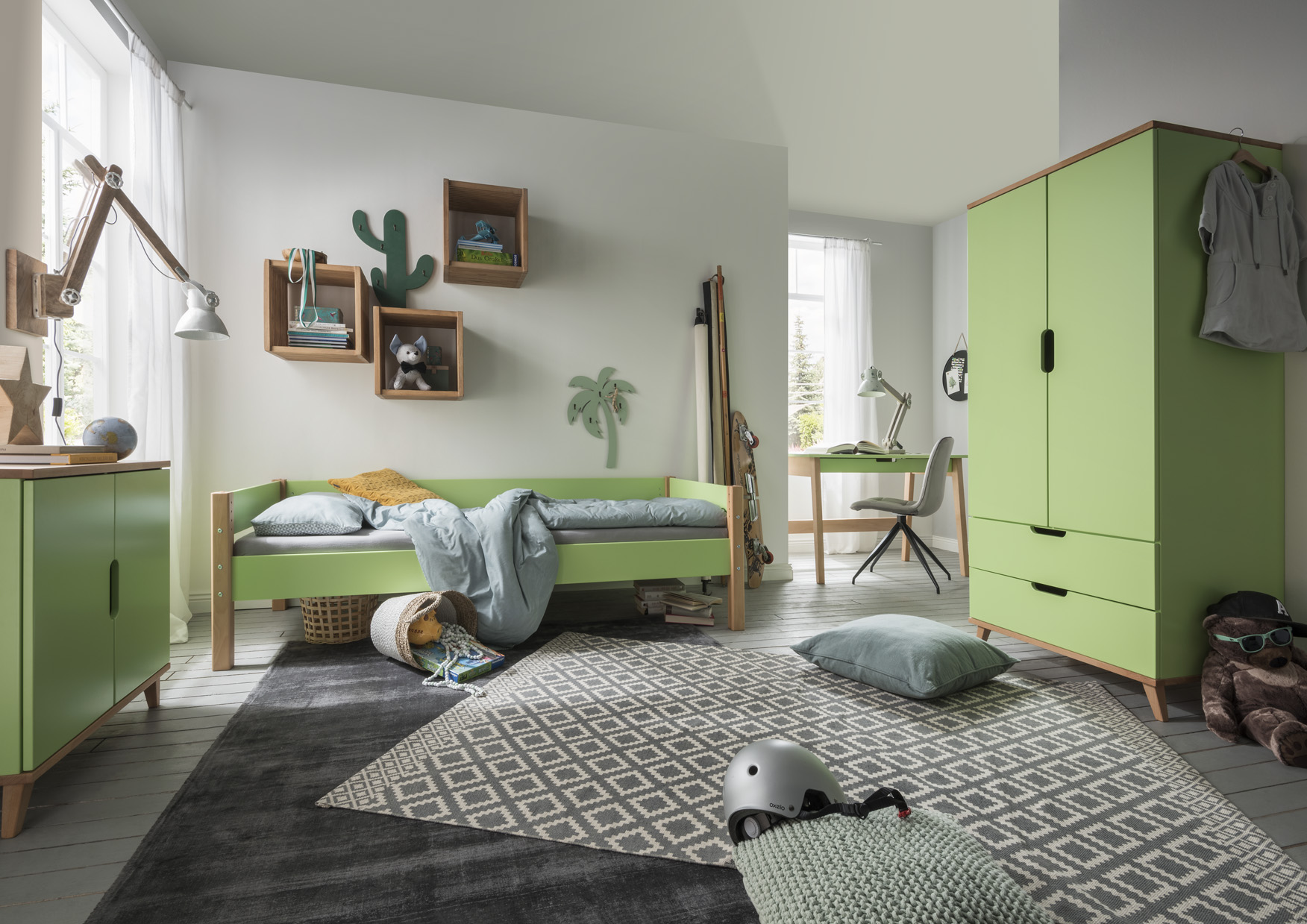 Kommode, Bett mit hinterer Sicherung, Schreibtisch und Kleiderschrank