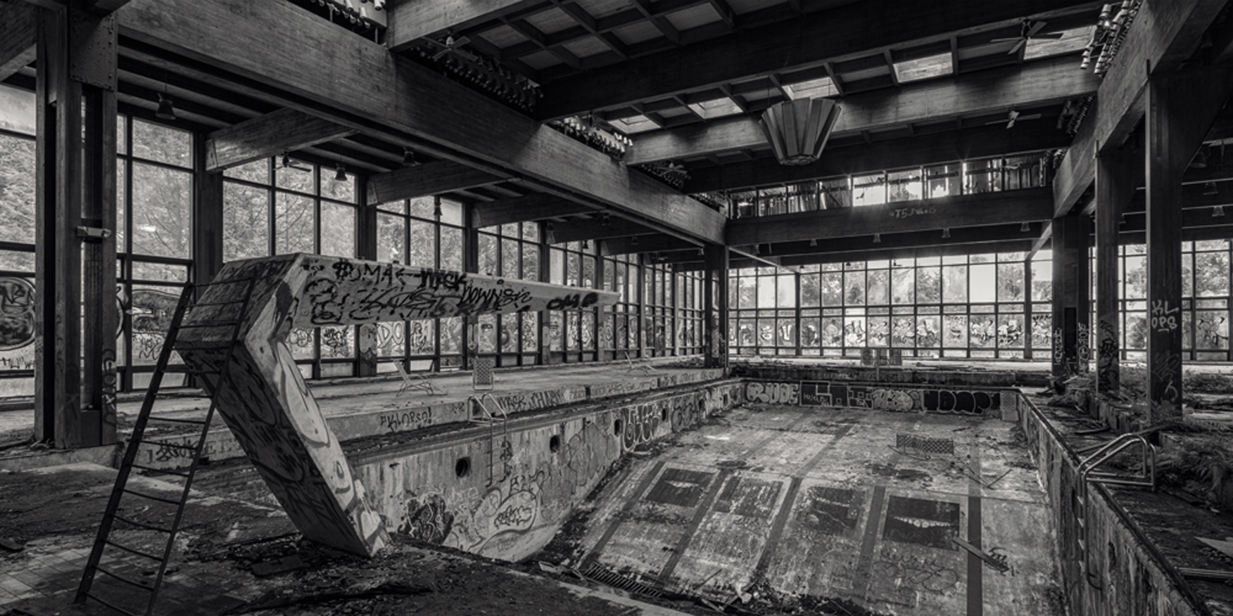 Wandbild MondiArt | ABANDONED SWIMMINGPOOL | AluArt glänzend | XL: 160 x 80 cm