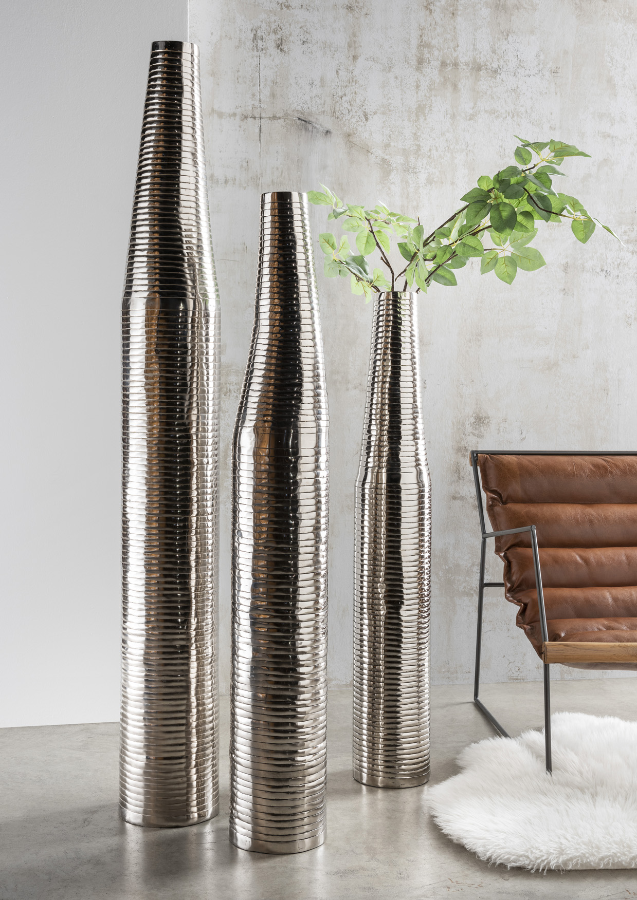 Deko-Bodenvase  BOTTLE | Flaschenform abstrakt | XXL= 150 cm hoch | Aluminium silber-natur vernickelt