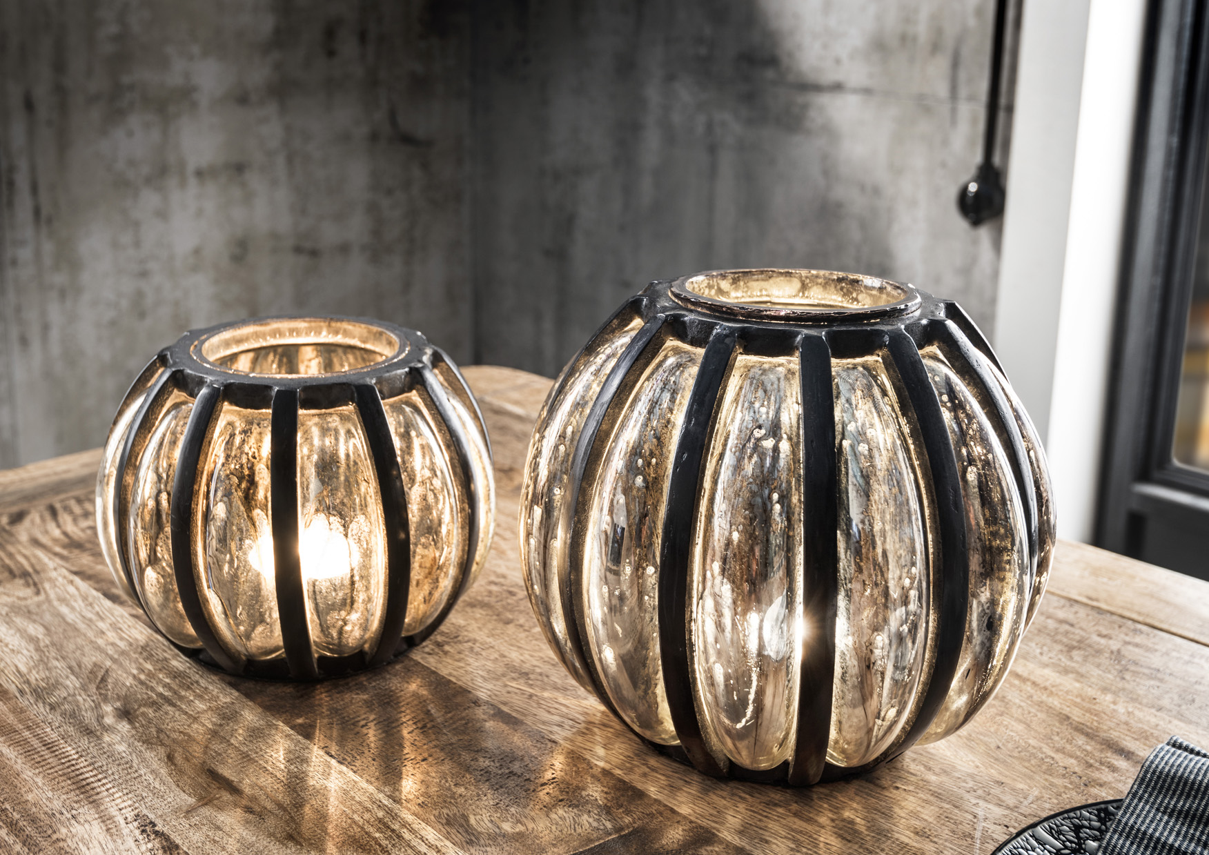Windlicht GOTHIC, groß | Aluminium gunmetal mit Glas Mercury schwarz
